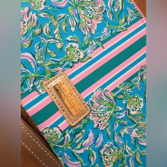 Lilly Pulitzer Tropical Travel Passport Wallet
Wristlet Chick Magnet Zip Up - Picture 3 of 5